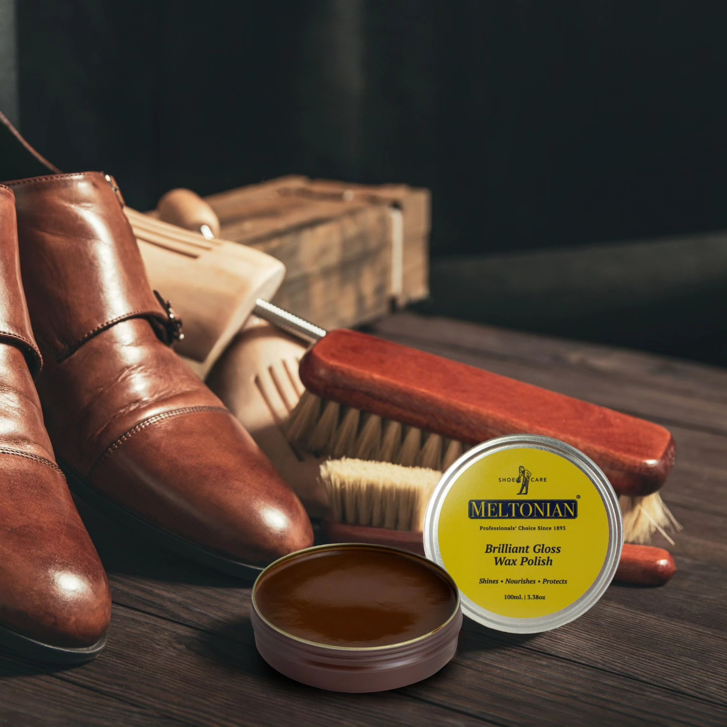Build up a brilliant mirror-like shine on your formal footwear with professional 100ml wax polish designed for high-gloss results