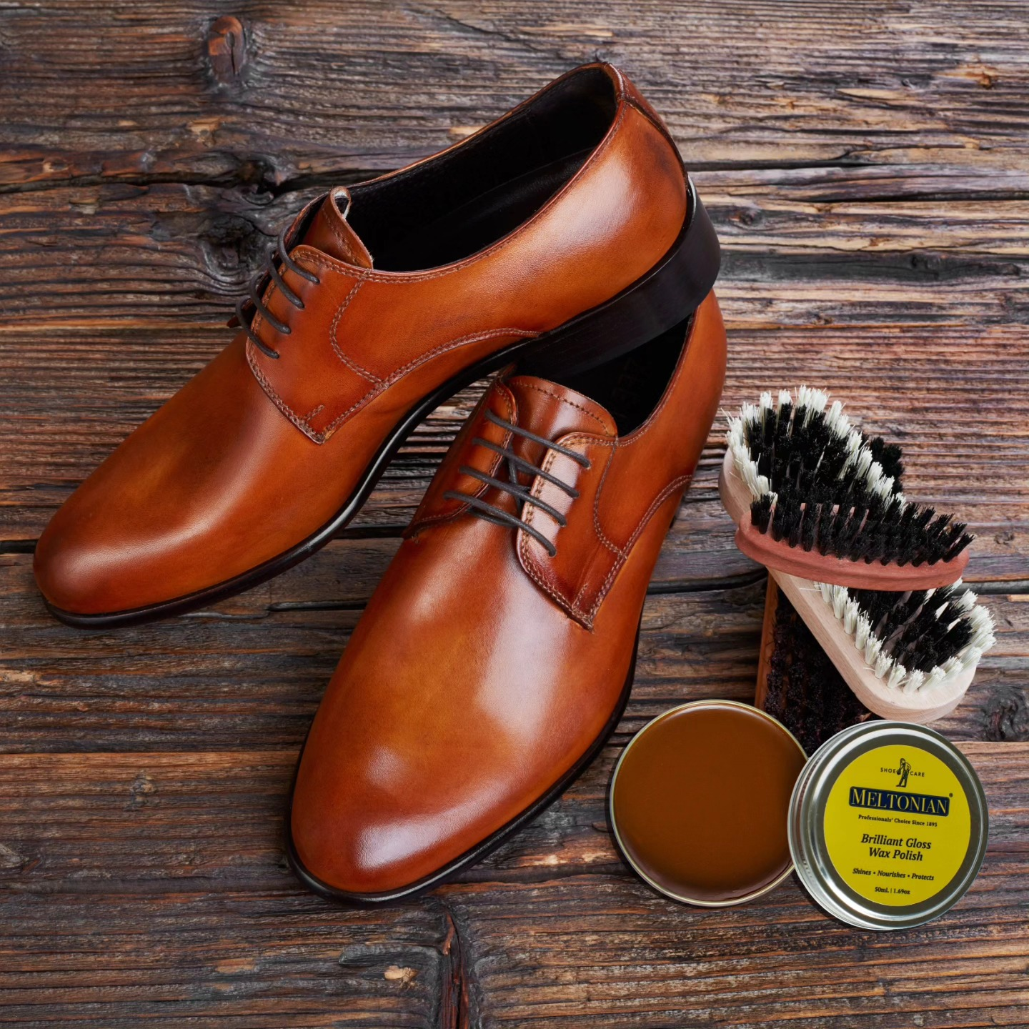 Meltonian Brilliant Gloss Polish is formulated for achieving exceptional shine levels on leather shoes ideal for professionals and shoe enthusiasts