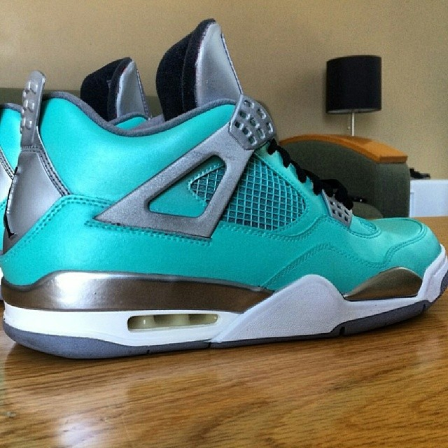 Swatch of Angelus Silver 150 metallic paint showing mirror-like shine on leather