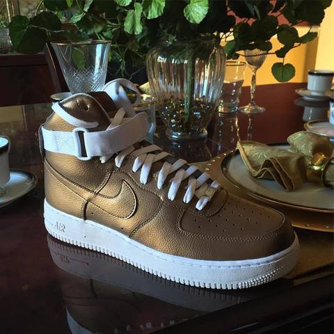 Swatch of Angelus Bronze 142 metallic paint showing warm metal finish on leather