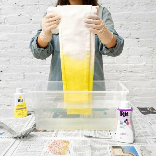 dye fixative reduces or eliminates colour transfer during washing and wear