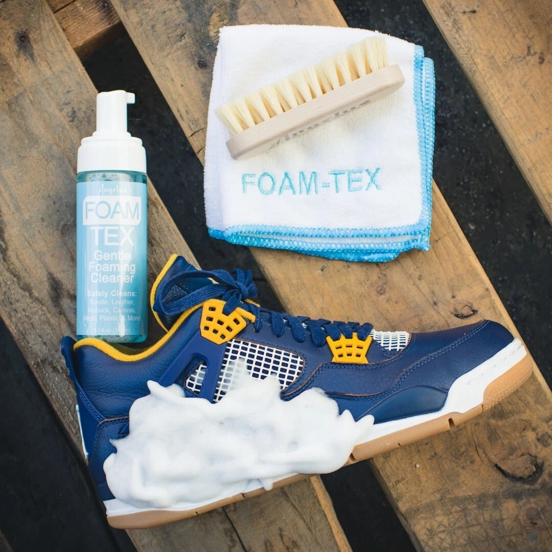 The Angelus Foam Tex set includes a gentle cleaner brush and microfibre cloth for cleaning sneaker midsoles and textile surfaces